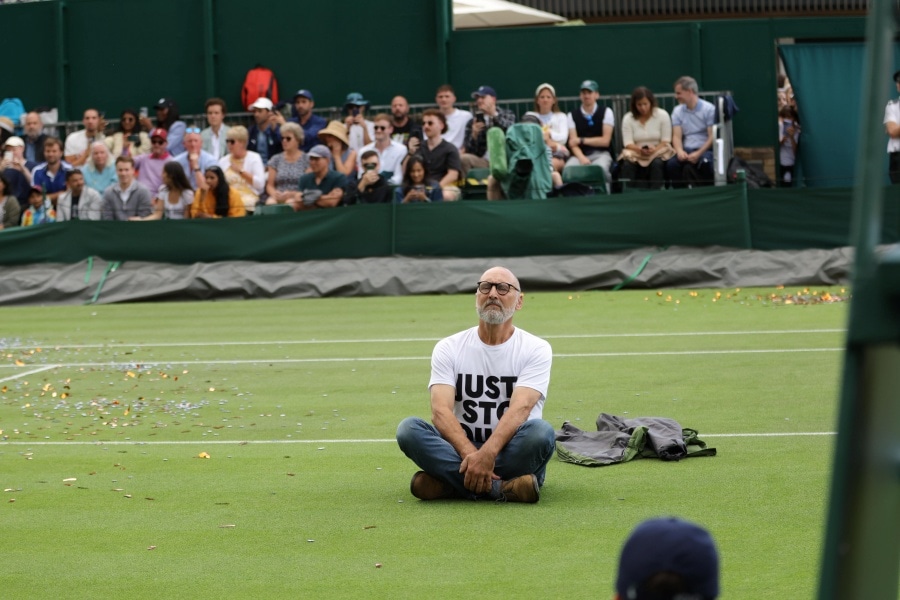 Wimbledon: Djokovic, Swiatek win;  climate activists strike