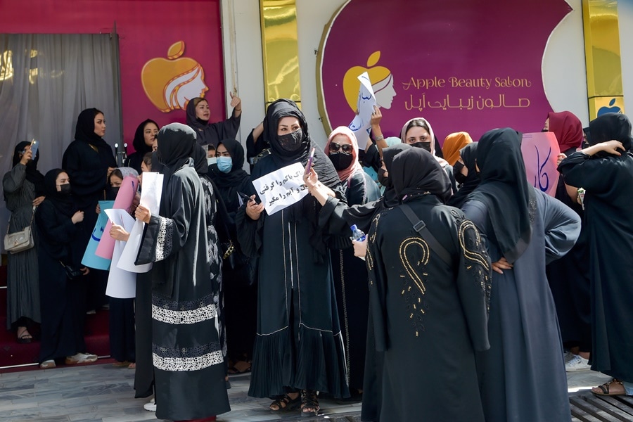 Afghan women protest against ban on beauty salons