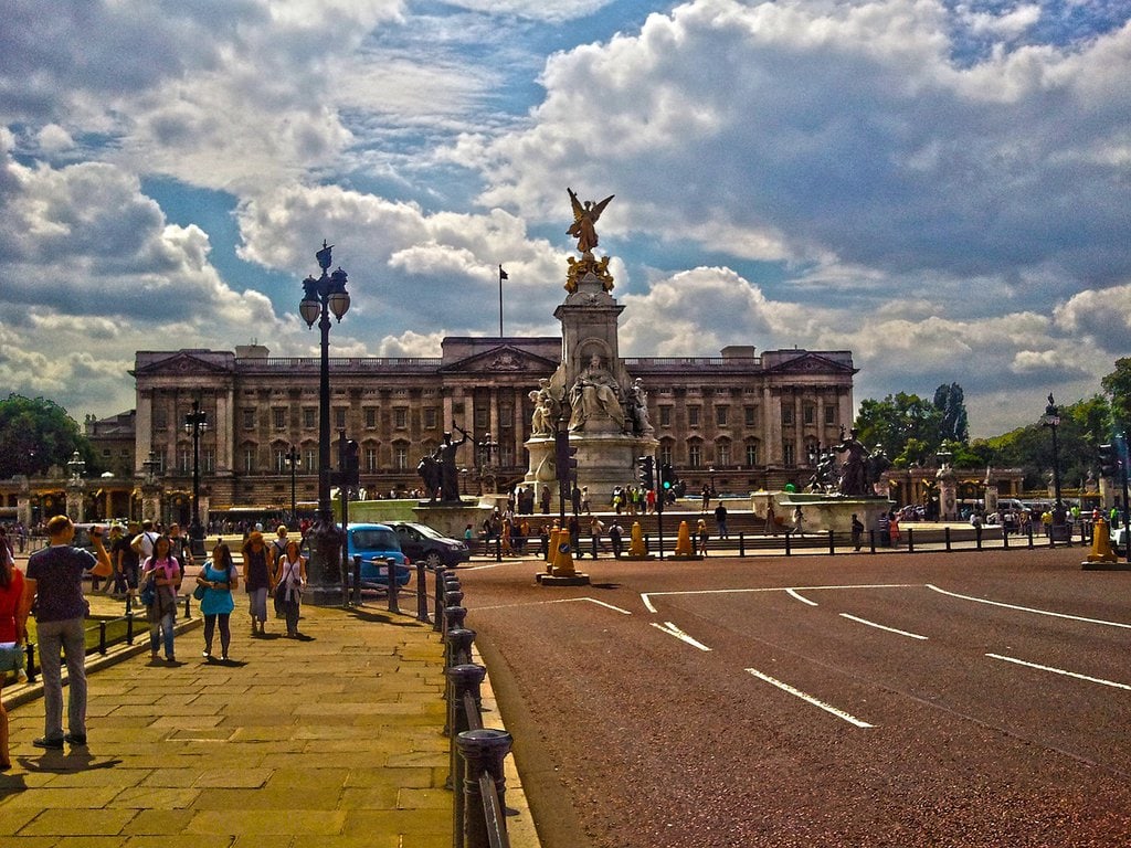 Man arrested for entry to Buckingham Palace