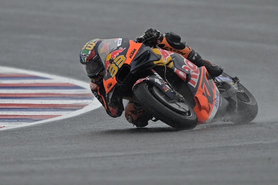 Japanese MotoGP: Binder falls on wet track