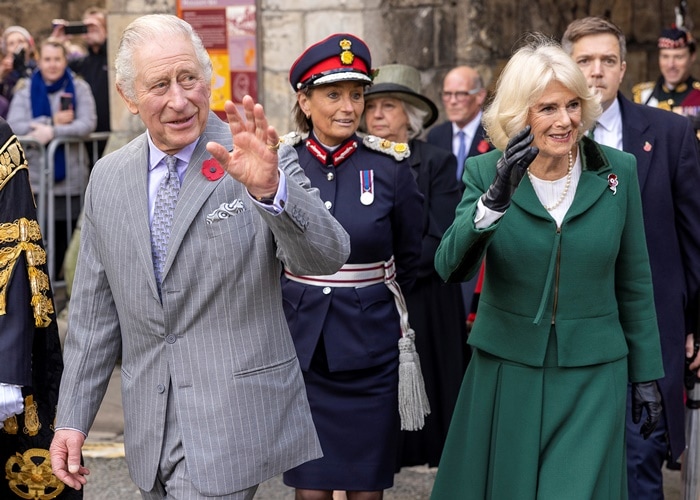 Koning Charles III en sy koningin-gemalin Camilla tydens die besoek aan York in die noorde van Engeland.
