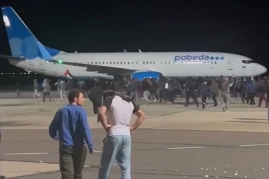 Russian mob storms airport 'looking for Israelis'